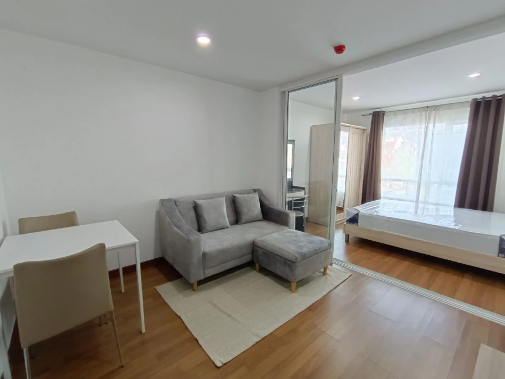 For rent: Regent Home Sukhumvit 81, 3rd floor, outside view, not hot, fully furnished room, nice to live in, reserve now, urgently.