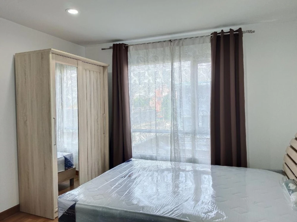 For rent: Regent Home Sukhumvit 81, 3rd floor, outside view, not hot, fully furnished room, nice to live in, reserve now, urgently.