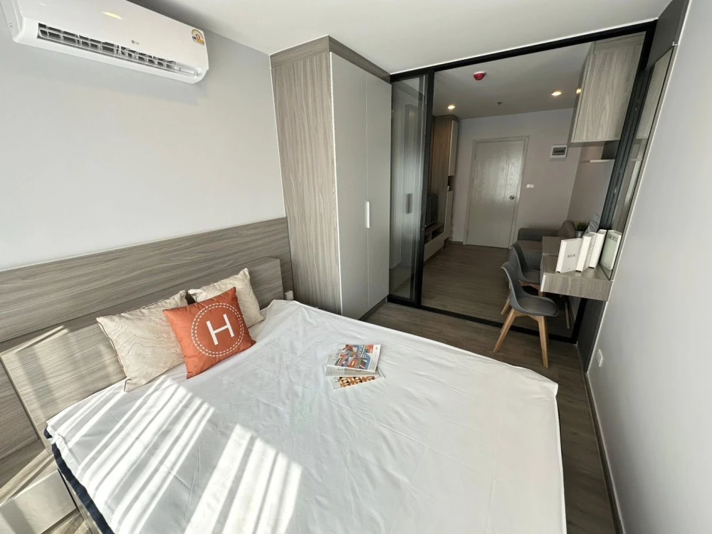 For rent: Regent Home Wuttakat, 14th floor, pool view, fully furnished, very livable. Book now!