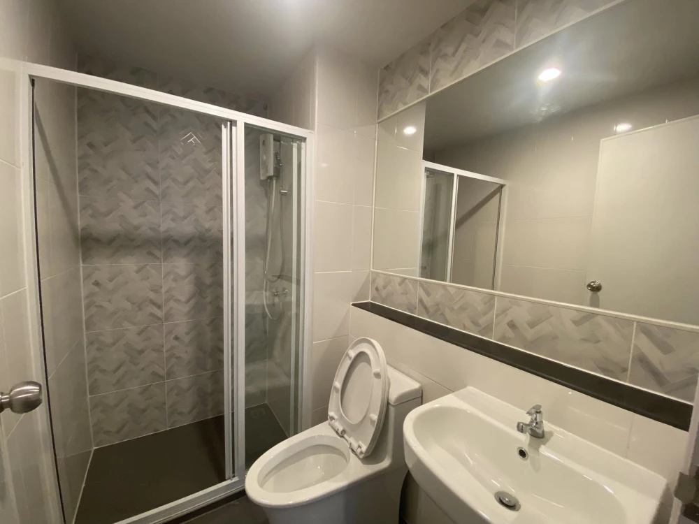 For rent: Regent Home Wuttakat, 16th floor, pool view, fully furnished, very livable. Book now!