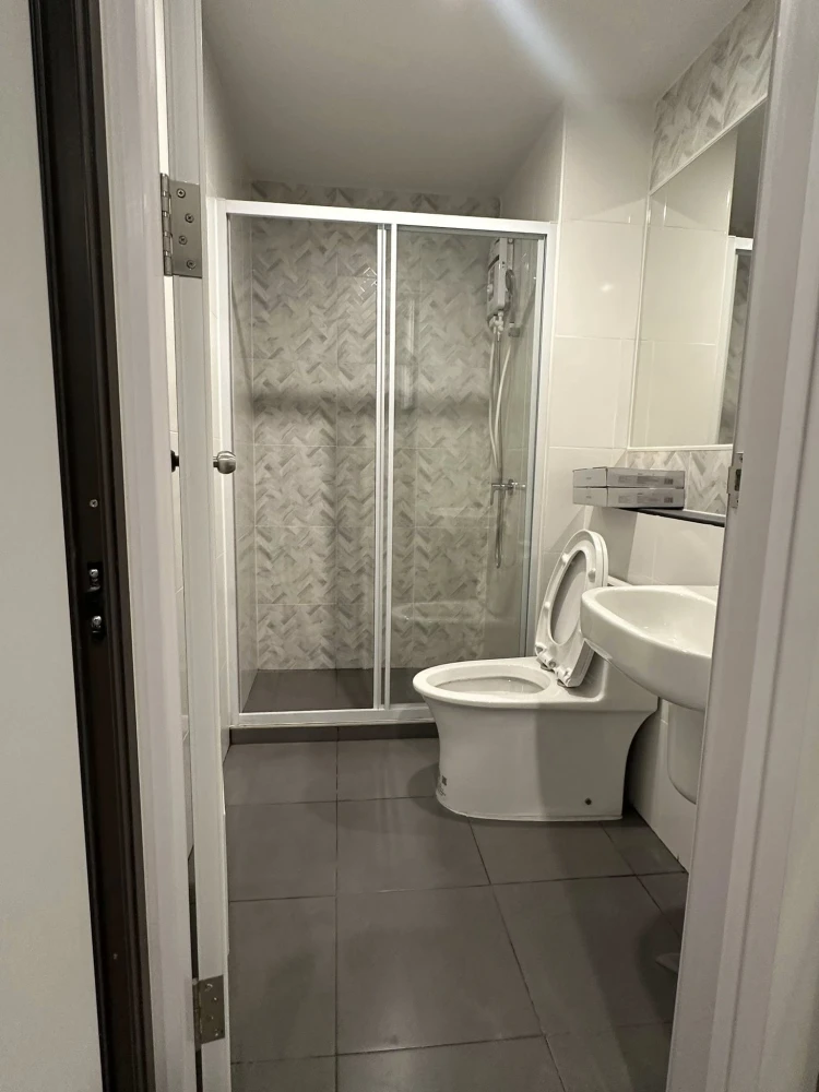 For rent: Regent Home Wuttakat, 25th floor, partitioned room, fully furnished, ready to move in. Interested? Reserve now, urgently.