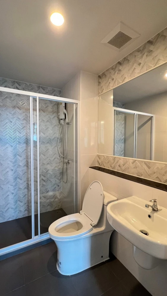 For rent: Regent Home Wuttakat, 35th floor. Beautiful room with complete furnishings. Book now!