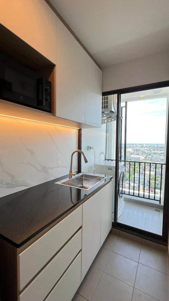 For rent: Regent Home Wuttakat, 35th floor. Beautiful room with complete furnishings. Book now!