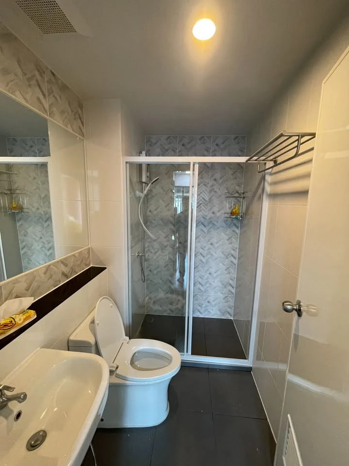 For Rent: Regent Home Wuttakat. Beautiful unit in excellent condition, featuring a bright, soft, and soothing color scheme. Located on a high floor wi