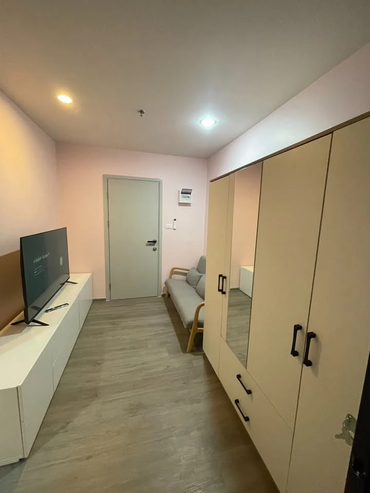 For Rent: Regent Home Wuttakat. Beautiful unit in excellent condition, featuring a bright, soft, and soothing color scheme. Located on a high floor wi