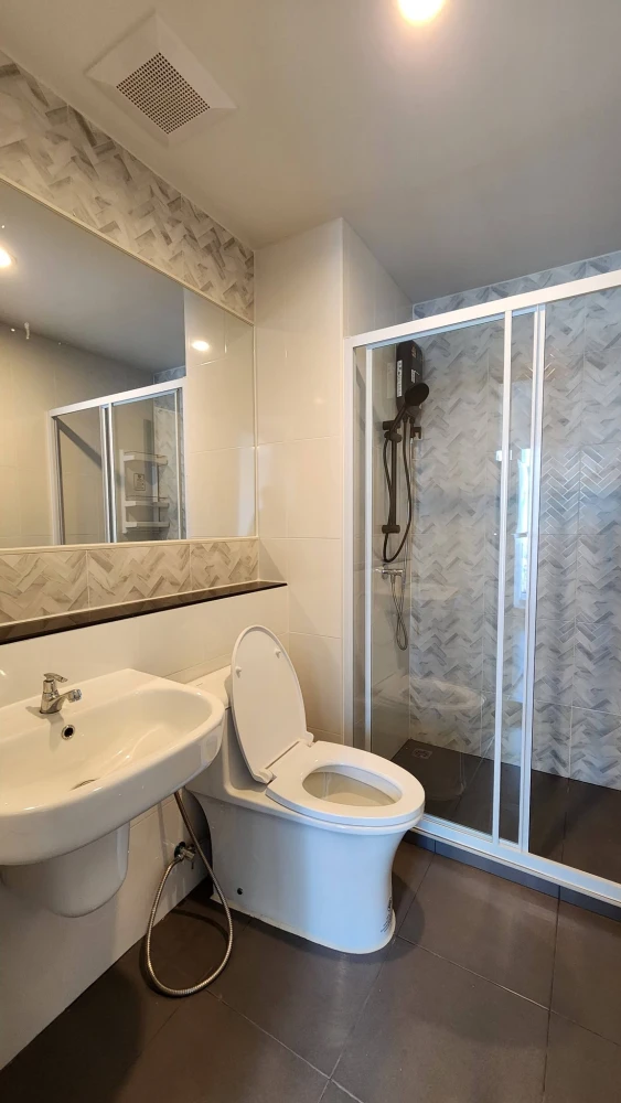 For rent: Regent Home Wuttakat, high floor unit, very livable, fully furnished. Book now!