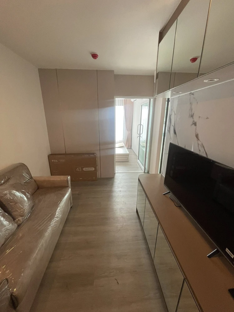 For rent: Regent Home Wuttakat, high floor unit, excellent condition, beautifully built-in furnishings, ready to move in immediately.
