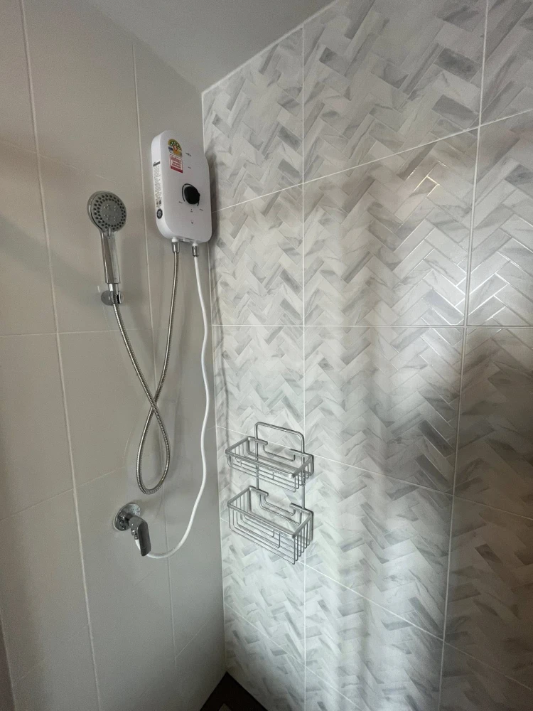 For rent: Regent Home Wuttakat, high floor unit, excellent condition, beautifully built-in furnishings, ready to move in immediately.