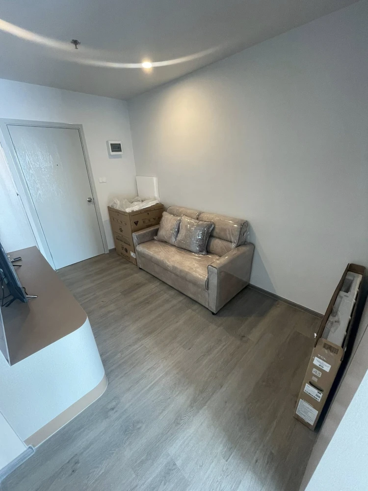 For rent: Regent Home Wuttakat, high floor unit, excellent condition, beautifully built-in furnishings, ready to move in immediately.