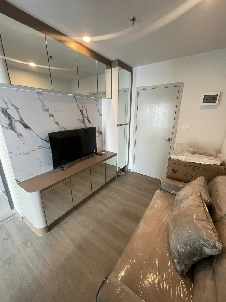 For rent: Regent Home Wuttakat, high floor unit, excellent condition, beautifully built-in furnishings, ready to move in immediately.