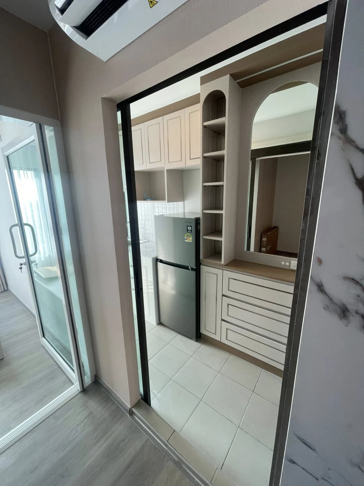 For rent: Regent Home Wuttakat, high floor unit, excellent condition, beautifully built-in furnishings, ready to move in immediately.