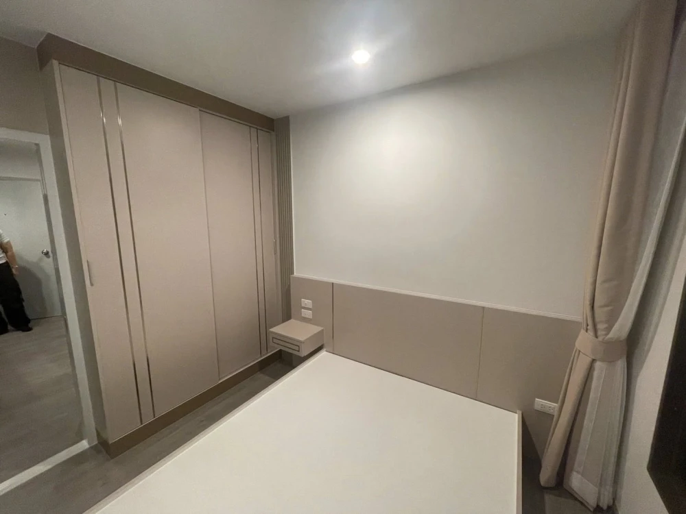 For rent: Regent Home Wuttakat, high floor unit, excellent condition, beautifully built-in furnishings, ready to move in immediately.