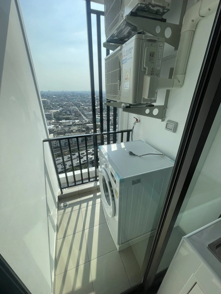 For rent: Regent Home Wuttakat, high floor unit, excellent condition, beautifully built-in furnishings, ready to move in immediately.