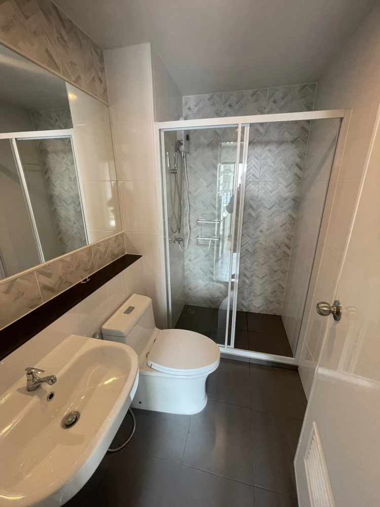 For rent: Regent Home Wuttakat, high floor unit, excellent condition, beautifully built-in furnishings, ready to move in immediately.