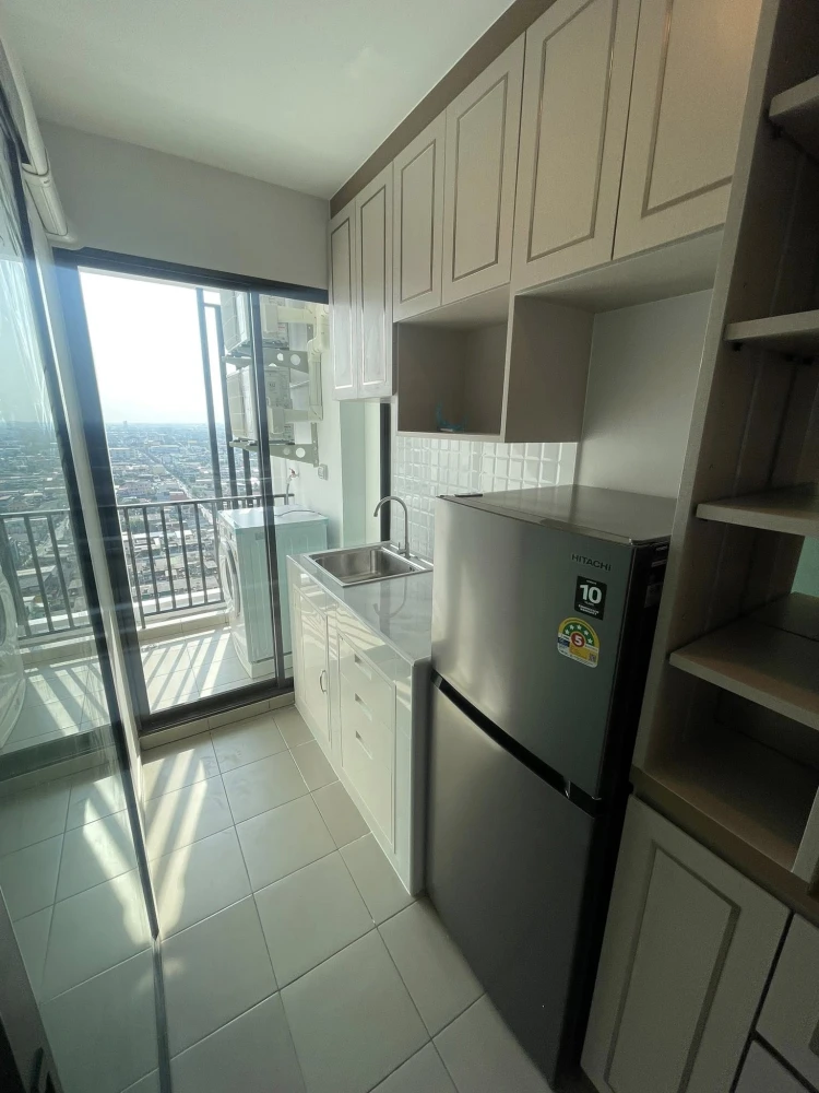 For rent: Regent Home Wuttakat, high floor unit, excellent condition, beautifully built-in furnishings, ready to move in immediately.