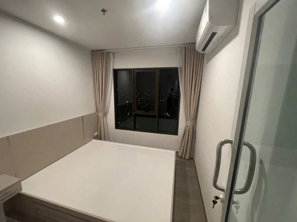 For rent: Regent Home Wuttakat, high floor unit, excellent condition, beautifully built-in furnishings, ready to move in immediately.