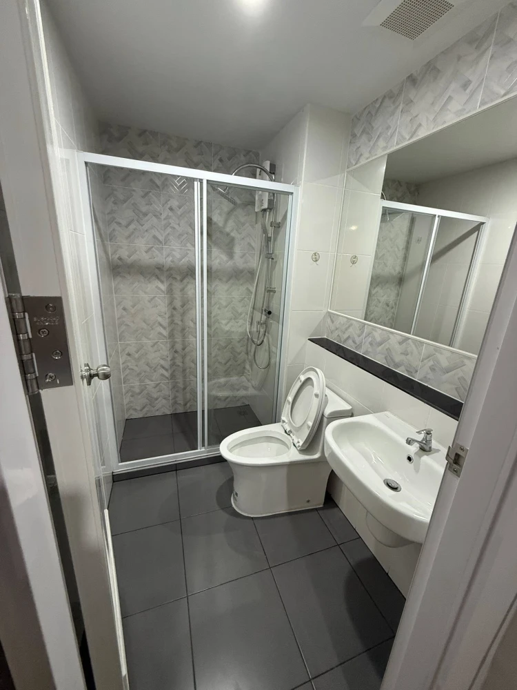 For rent: Regent Home Wuttakat, high floor unit, fully furnished, very livable. Book now!