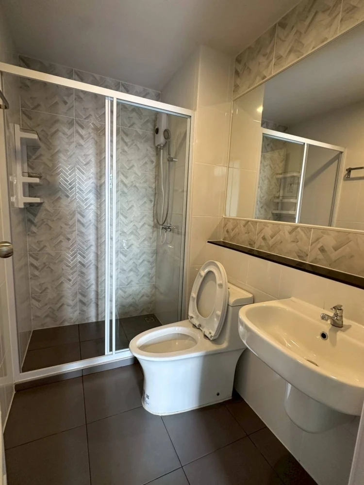 For rent: Regent Home Wuttakat, high floor unit, fully furnished. Book now!