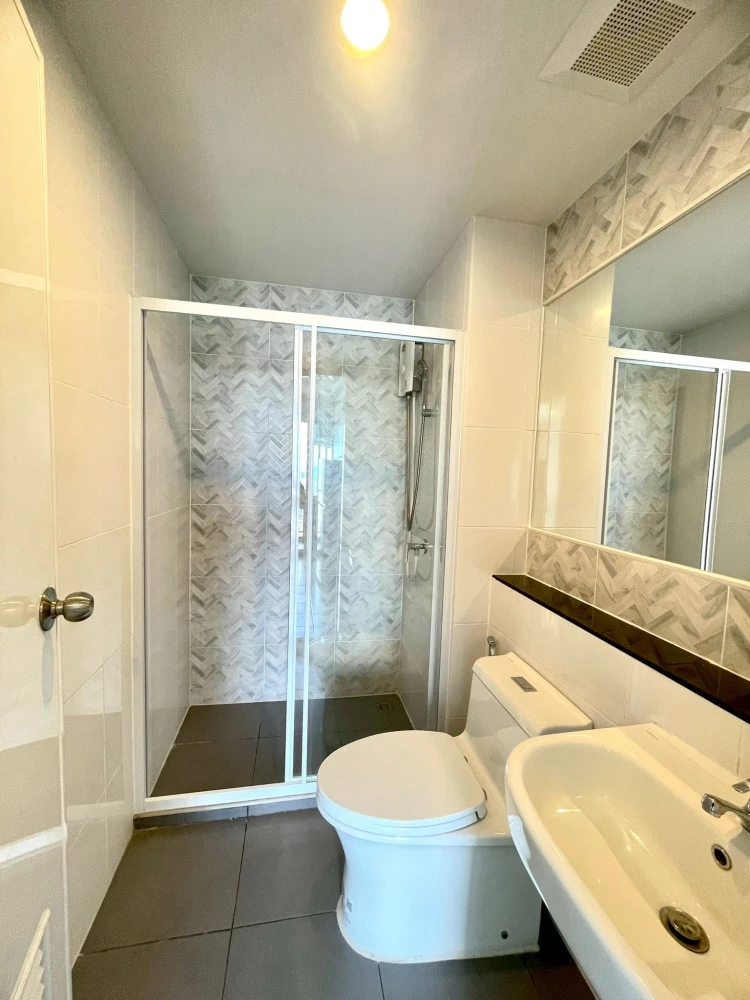 For rent: Regent Home Wuttakat, high floor unit, fully furnished. Book now!