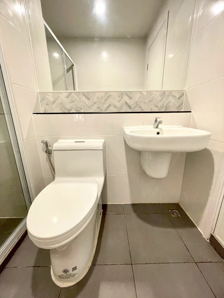 For rent: Regent Home Wuttakat, high floor unit, fully furnished. Book now!