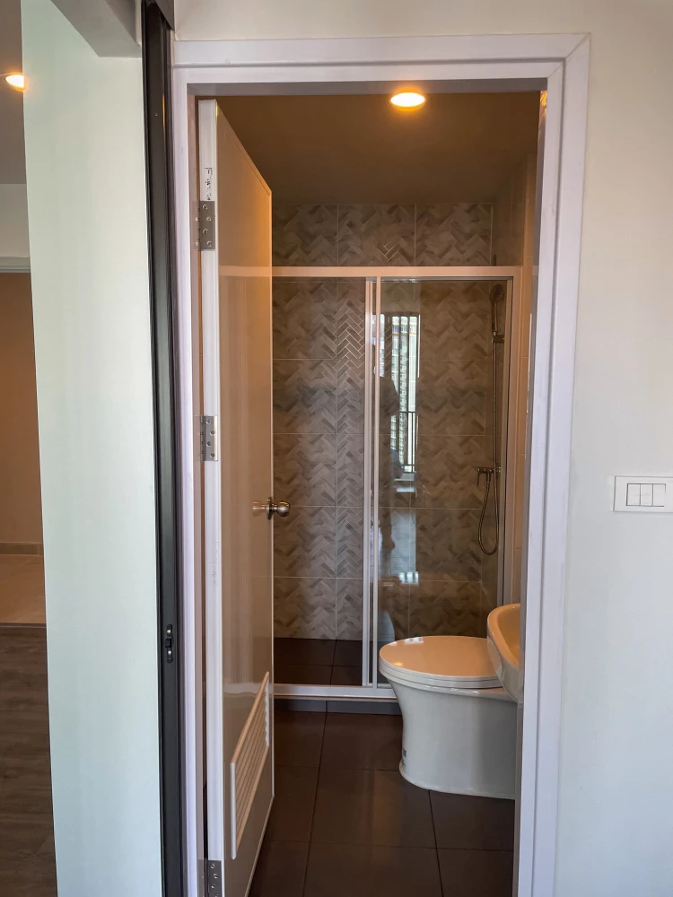 For rent: Regent Home Wuttakat, high floor unit, fully furnished, complete amenities. Book now!