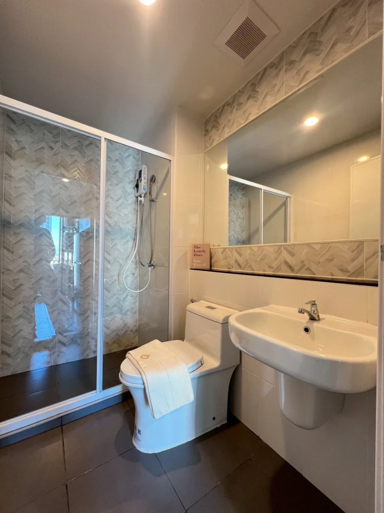 For rent: Regent Home Wuttakat, high floor unit, great ventilation, fully furnished. Book now!
