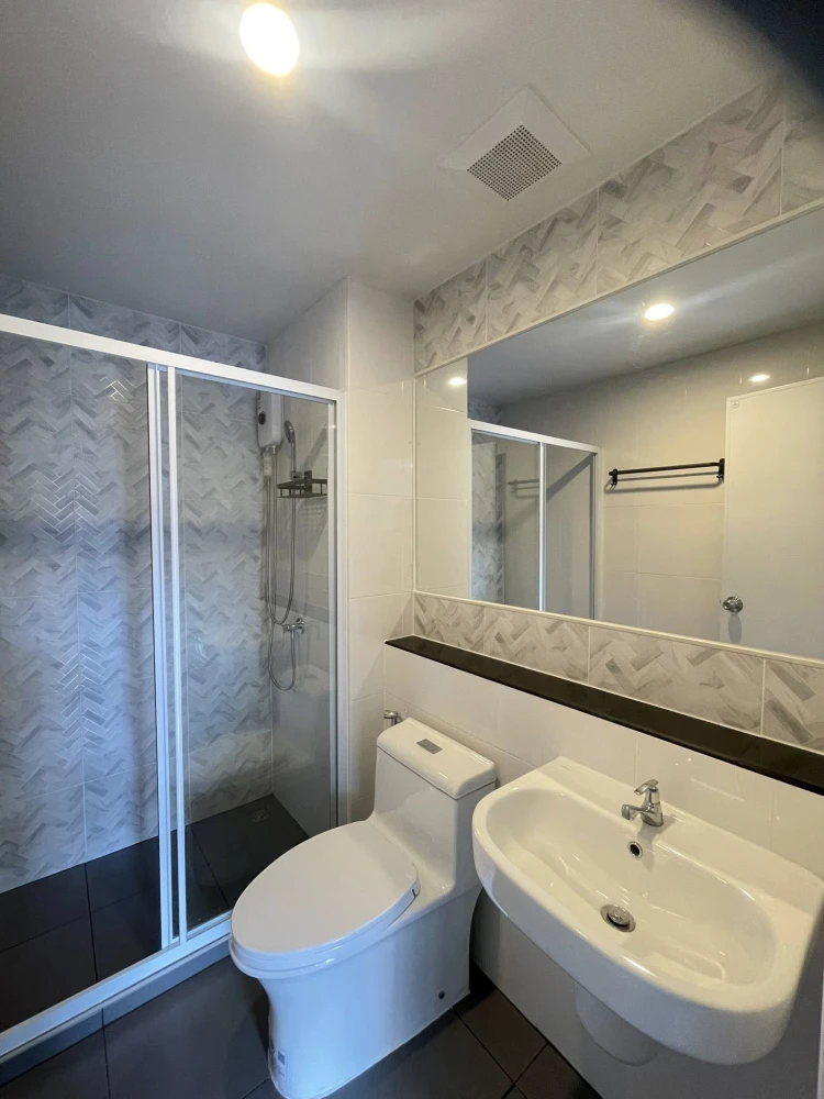 For rent: Regent Home Wuttakat. Nice, minimalist-style room with complete amenities. Book now!