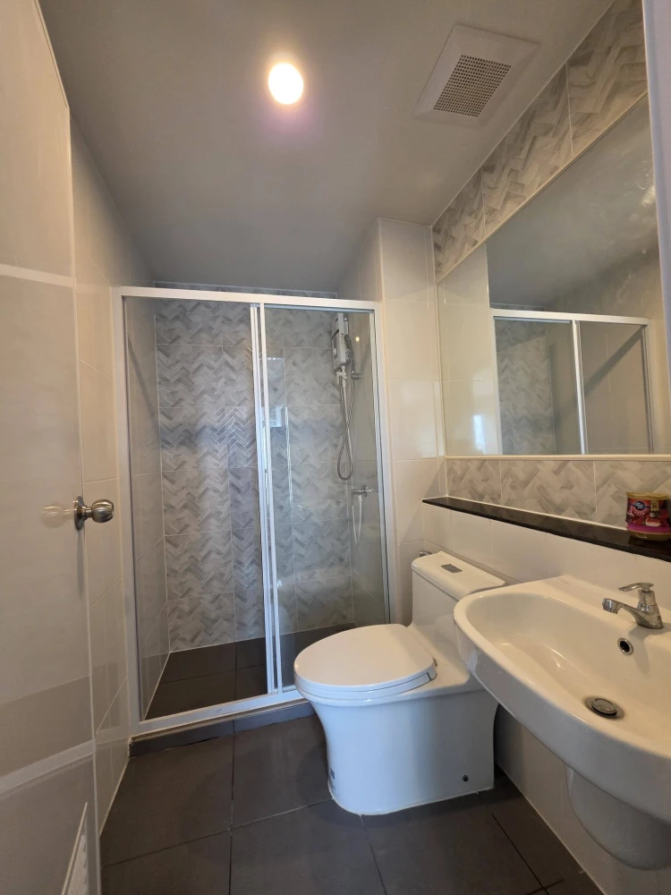 For rent: Regent Home Wuttakat. A comfortable room in a great location, fully furnished. Book now!