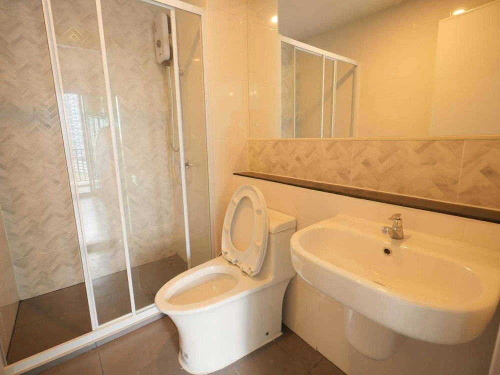 For rent: Regent Home Wuttakat, studio room, fully furnished. Just bring your bags and move in!