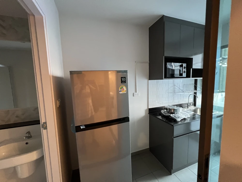 For rent: Regent Home Wuttakat. Nicely decorated room with complete amenities. Amazing price! Book now, don't miss out!