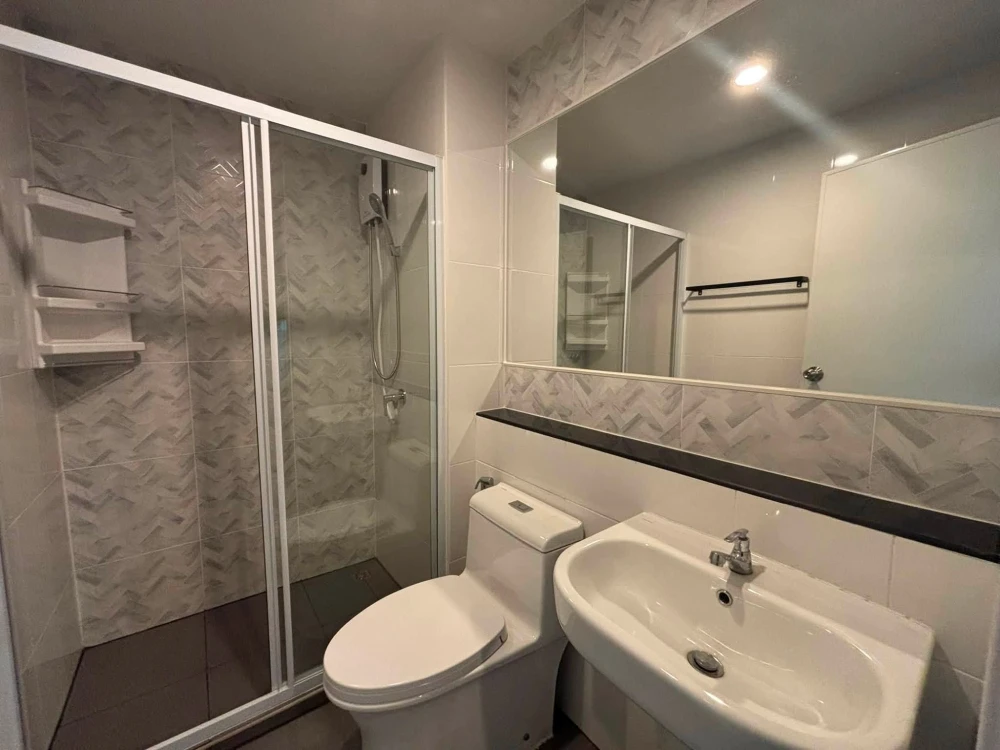 For rent: Regent Home Wuttakat, beautifully decorated room with complete furniture and unobstructed view. Book now!