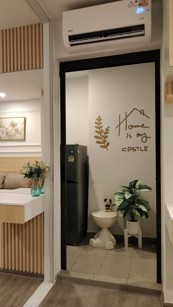 For rent: Regent Home Wuttakat. Beautifully decorated unit with a stunning color scheme and high-quality built-in furniture. Don't miss out!