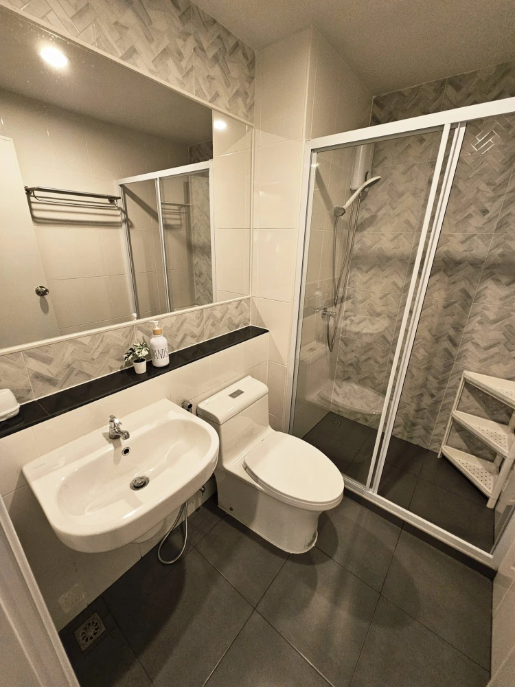 For rent: Regent Home Wuttakat. Beautifully decorated minimalist-style room with high-quality built-in furniture and complete amenities. Book now!