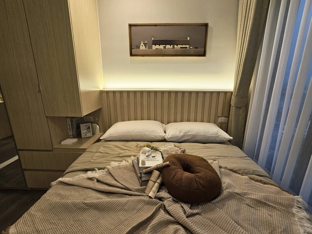 For rent: Regent Home Wuttakat. Beautifully decorated minimalist-style room with high-quality built-in furniture and complete amenities. Book now!