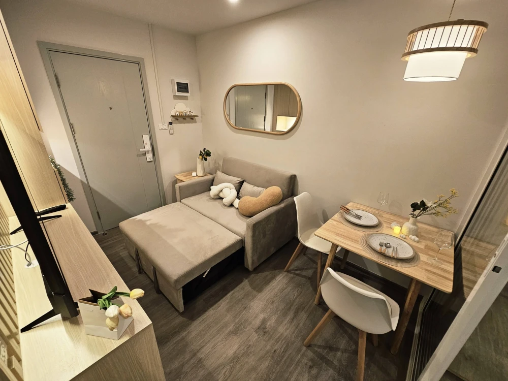 For rent: Regent Home Wuttakat. Beautifully decorated minimalist-style room with high-quality built-in furniture and complete amenities. Book now!