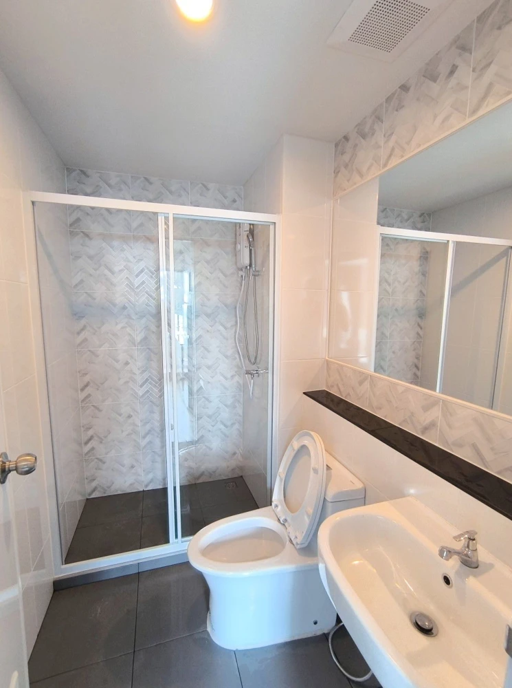 For rent: Regent Home Wuttakat, luxurious high-floor unit with stunning views. This is the rarest unit in the project, so grab it while you can!