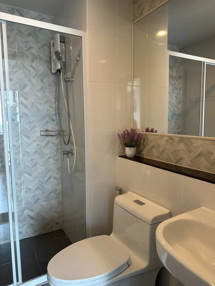 For rent: Regent Home Wutthakat, high floor unit, fully furnished, ready to move in, north facing. This great unit is selling fast, book now!