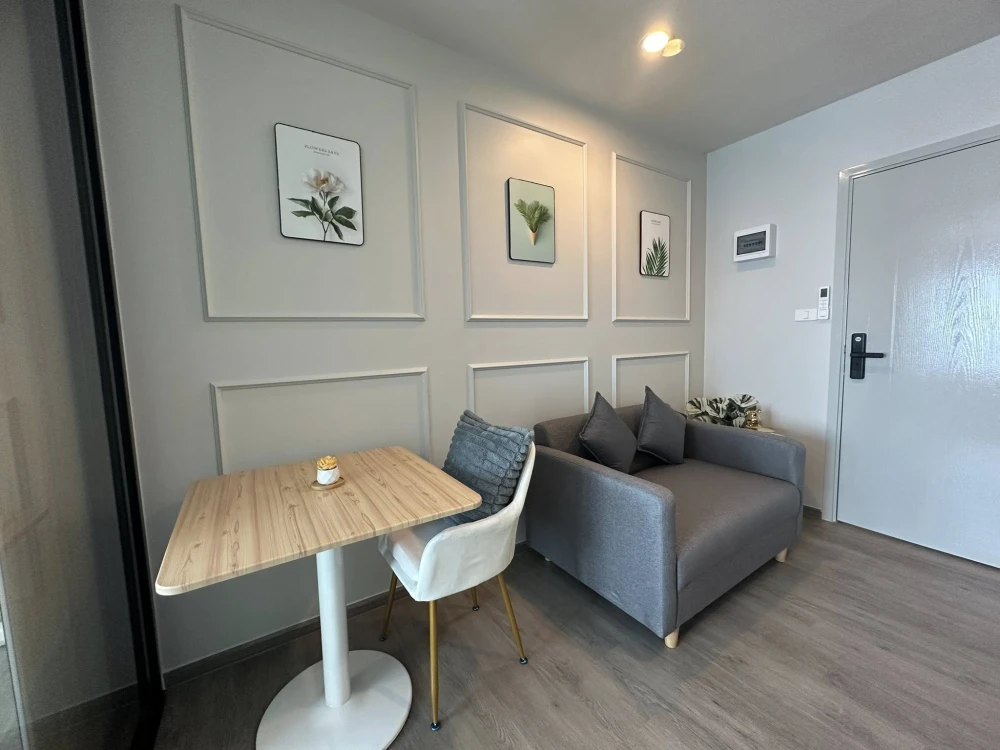 For rent: Regent Home Wutthakat, high floor unit, fully furnished, ready to move in, north facing. This great unit is selling fast, book now!