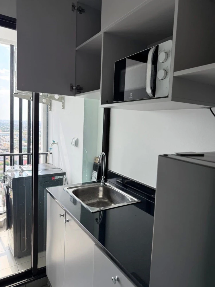 For rent: Regent Home Wutthakat, high floor unit, great ventilation, beautiful city view. Book now, this price is hard to find!