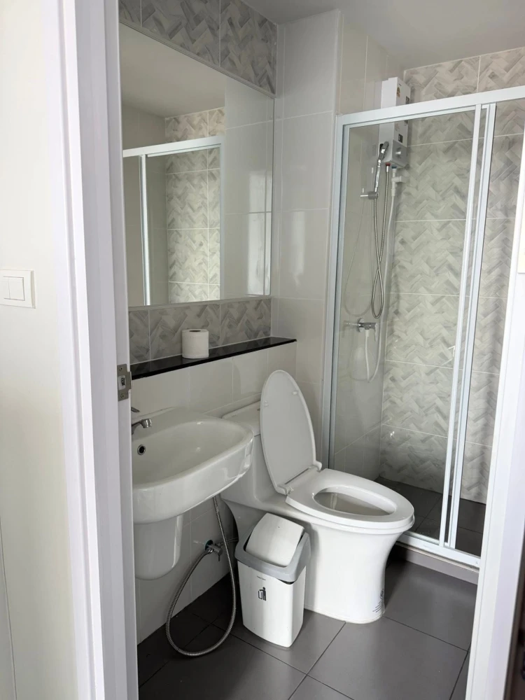 For rent: Regent Home Wutthakat, high floor unit, great ventilation, beautiful city view. Book now, this price is hard to find!