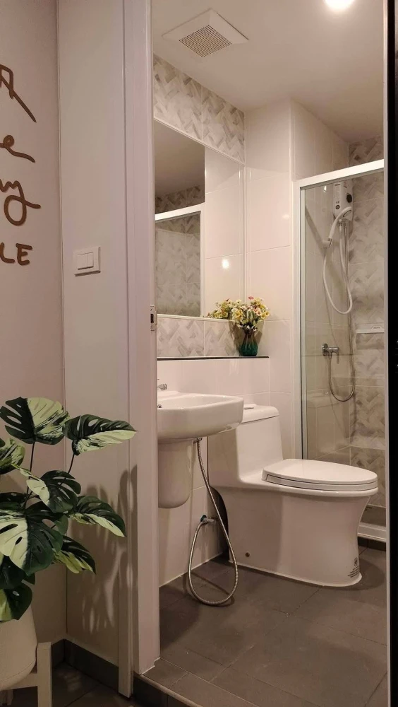 For rent: Regent Home Wutthakat. Comfortable rooms with complete amenities. Book yours today! Don't miss out!