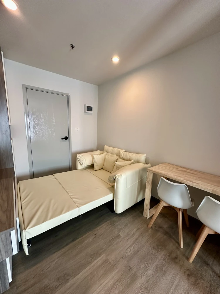 For rent: Regent Home Wutthakat. Nice room, fully furnished, high floor, open and airy view, overlooking the BTS Skytrain. Book now!