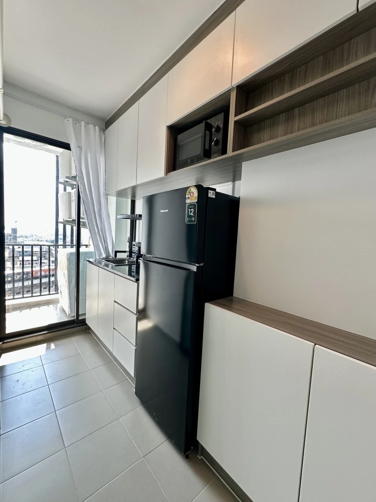 For rent: Regent Home Wutthakat. Nice room, fully furnished, high floor, open and airy view, overlooking the BTS Skytrain. Book now!