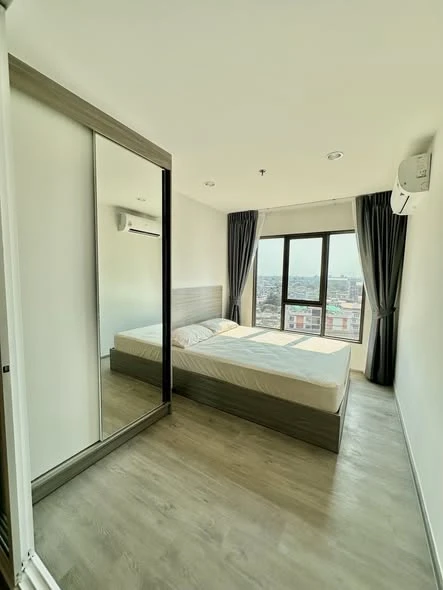 For rent: Regent Home Wutthakat. Nice room, fully furnished, high floor, open and airy view, overlooking the BTS Skytrain. Book now!