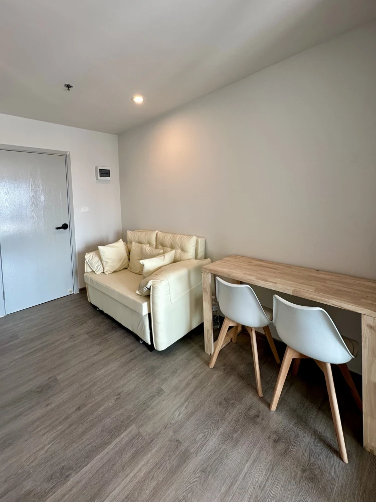 For rent: Regent Home Wutthakat. Nice room, fully furnished, high floor, open and airy view, overlooking the BTS Skytrain. Book now!