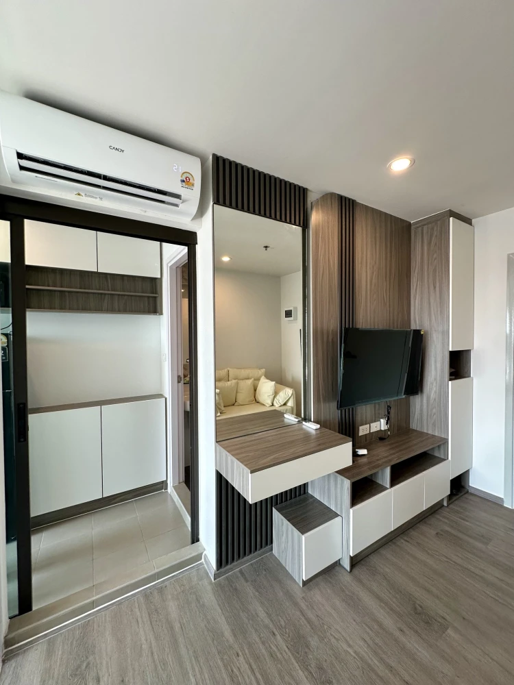 For rent: Regent Home Wutthakat. Nice room, fully furnished, high floor, open and airy view, overlooking the BTS Skytrain. Book now!