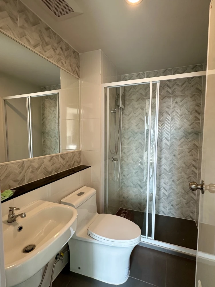 For rent: Regent Home Wutthakat. Nice room, fully furnished, high floor, open and airy view, overlooking the BTS Skytrain. Book now!