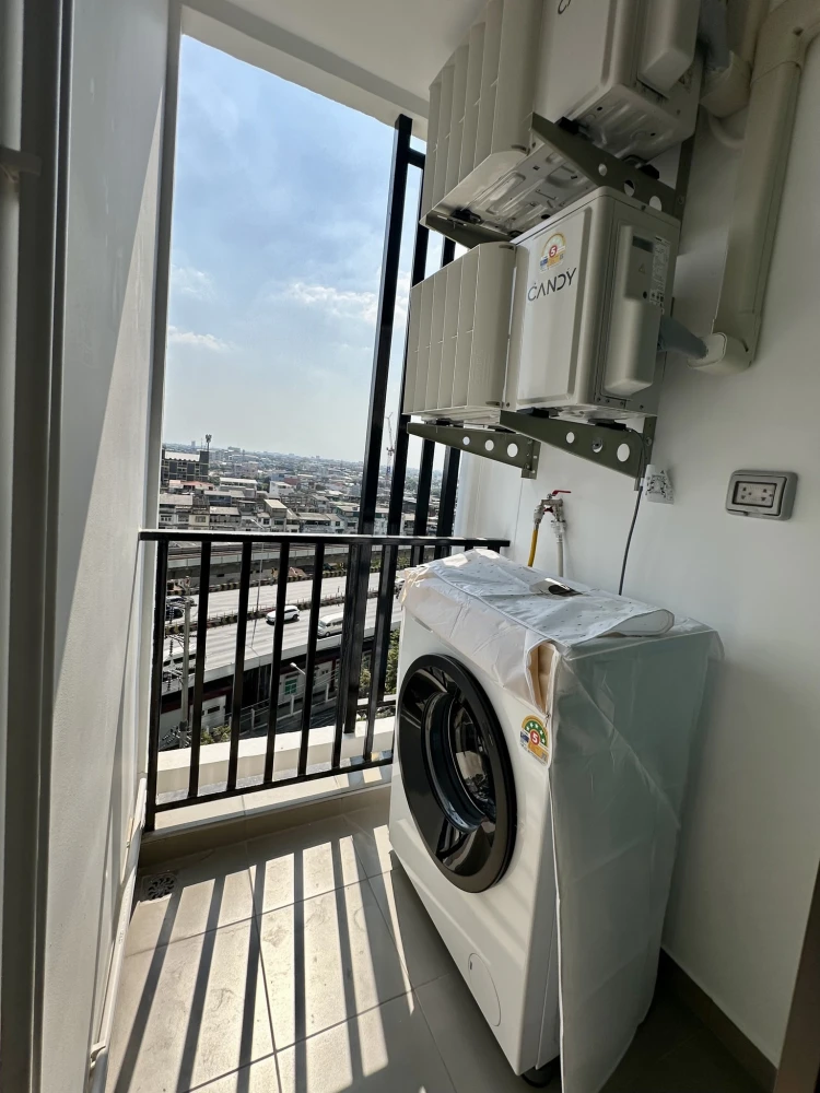 For rent: Regent Home Wutthakat. Nice room, fully furnished, high floor, open and airy view, overlooking the BTS Skytrain. Book now!