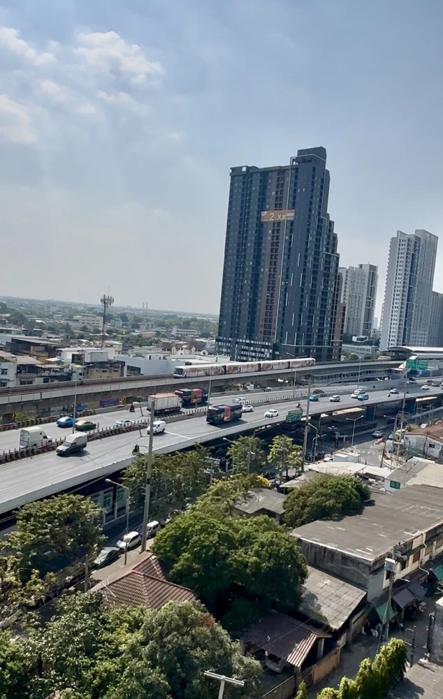 For rent: Regent Home Wutthakat. Nice room, fully furnished, high floor, open and airy view, overlooking the BTS Skytrain. Book now!