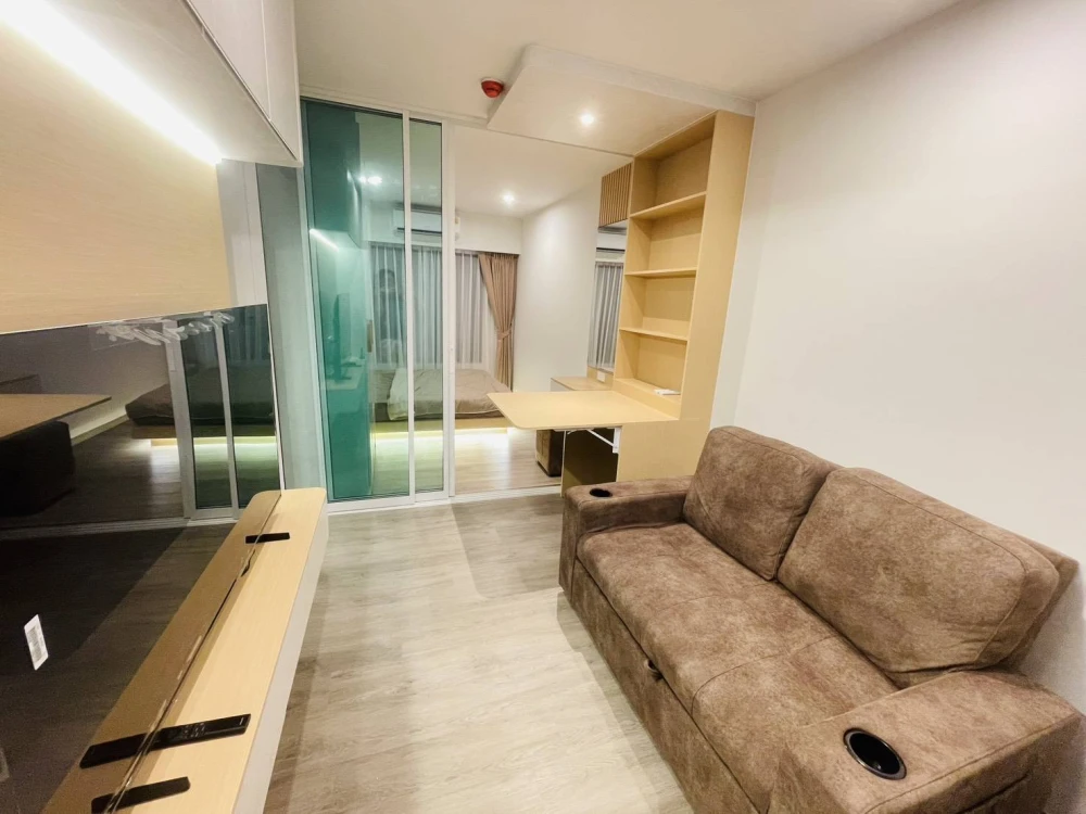 For rent: Regent Home Wutthakat. Ready-to-move-in unit with separate, well-divided zones. Book now, don't miss out!